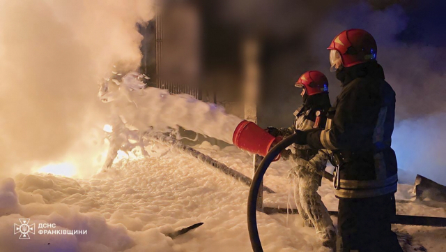 27일(현지시간) 러시아 공습으로 우크라이나 이바노프란키우스크 에너지 시설에 화재가 발생, 우크라이나 소방관들이 진압하고 있다. AP연합뉴스