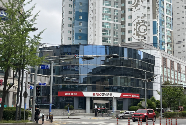 경남 김해시에서 가장 비싼 땅은 부원동 경남은행 김해금융센터 부지로, 1㎡ 당 개별공시지가가 384만 4000원인 것으로 조사됐다. 이경민 기자