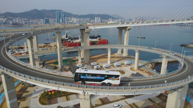 '공포의 부산 다리'로 불리는 부산항대교 영도 쪽 진입램프 전경. 부산시티투어 버스가 통과하고 있는 360도 회전 구간 아래에는 오토캠핑장이 들어서 있다. 부산관광공사 제공