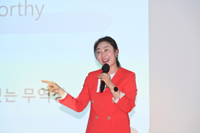 김성미 SM휴먼브랜드연구소 대표가 지난달 30일 부산롯데호텔 3층 펄룸에서 열린 제17기 부산일보CEO아카데미에서 ‘매력적인 CEO의 특징’을 주제로 강연하고 있다.