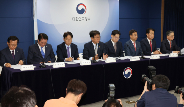 22일 정부서울청사에서 박상우 국토교통부 장관(가운데)이 1기 신도시 선도지구 선정계획을 브리핑하고 있다. 연합뉴스