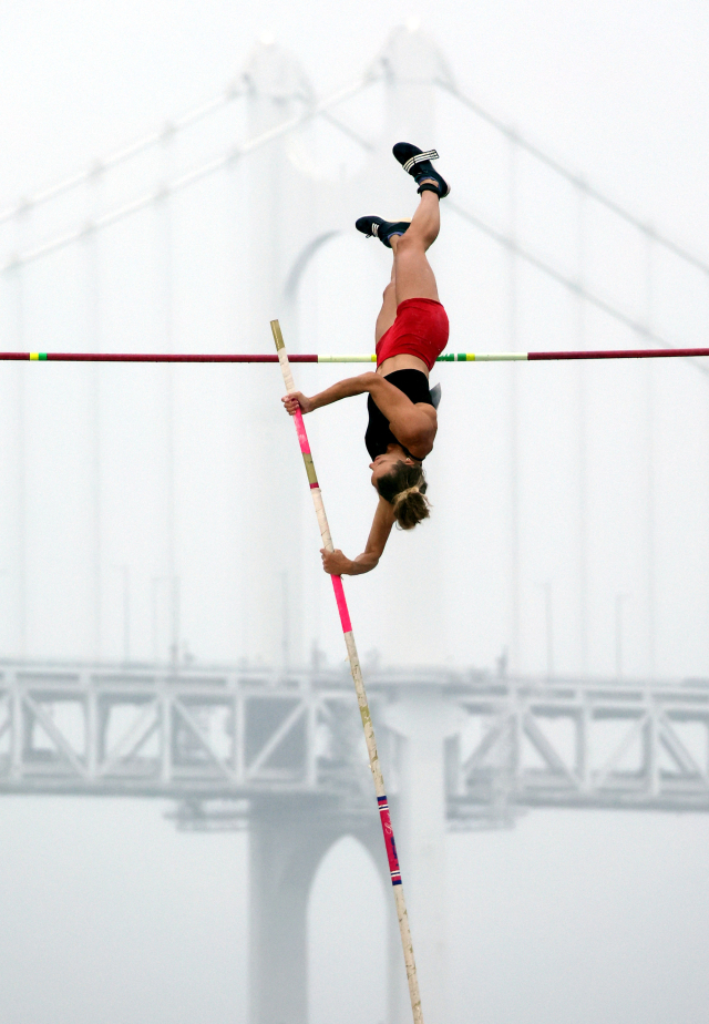 8일 열린 2024 부산국제장대높이뛰기대회 여자부 경기에서 3위에 오른 소피 거터머스가 힘차게 바를 뛰어넘고 있다. 정종회 기자 jjh@