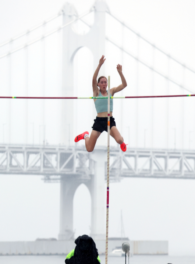 8일 열린 2024 부산국제장대높이뛰기대회 여자부 경기에서 2위에 오른 호주의 트리피나 휴잇이 힘차게 바를 뛰어넘고 있다. 정종회 기자 jjh@