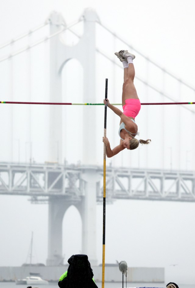 8일 열린 2024 부산국제장대높이뛰기대회 여자부 경기에서 우승을 차지한 호주의 올리비아 그로스 선수가 힘차게 바를 뛰어넘고 있다. 정종회 기자 jjh@