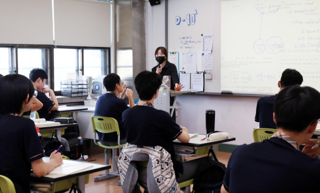 지난 7일 부산 사하구 해동고에서 고3 학생들이 수학 수업을 듣고 있다. 부산일보DB