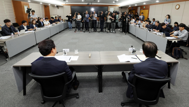 박형준 부산시장과 박완수 경남도지사가 17일 오전 부산시청에서 ‘미래 도약과 상생 발전을 위한 부산-경남 공동합의문’을 채택한 뒤 기자회견을 진행하고 있다. 정종회 기자 jjh@