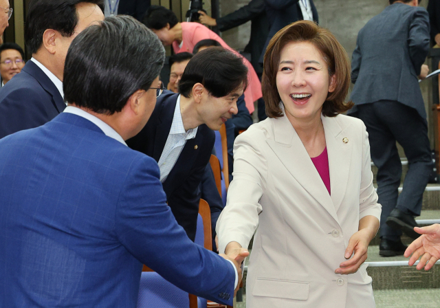 국민의힘 나경원 의원이 21일 오전 국회에서 열린 의회정치 원상복구 의원총회에서 동료 의원들과 인사하고 있다. 연합뉴스