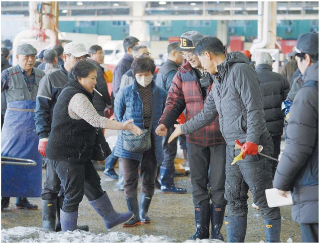 지난 3월 15일 부산공동어시장에서 생선을 나눠 가질 순서를 정하기 위해 중매인들이 가위바위보를 하고 있다. 이정PD
