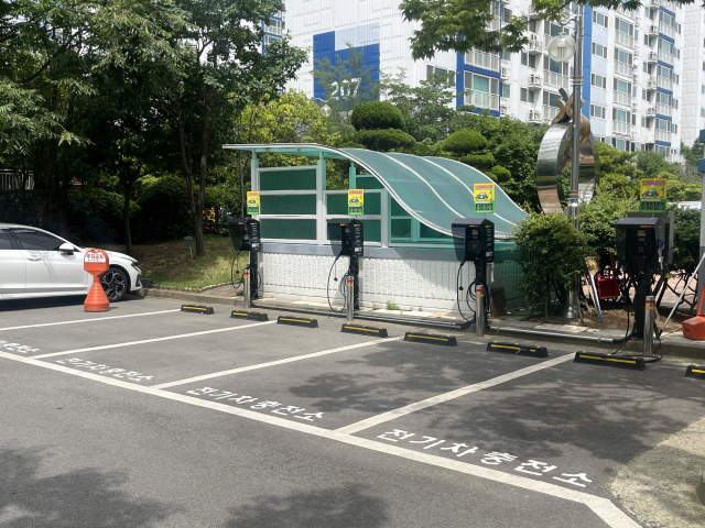 26일 부산 동래구 안락동의 한 아파트 주차장에 전기차 충전시설이 설치돼 있다. 뒤편엔 단지 내 산책로와 지하 통로로 이어지는 길이 있다.