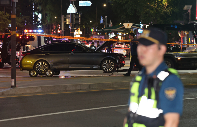 1일 밤 대형 교통사고가 발생한 서울 시청역 인근 교차로에서 경찰이 현장을 통제하고 있다. 경찰 관계자는 