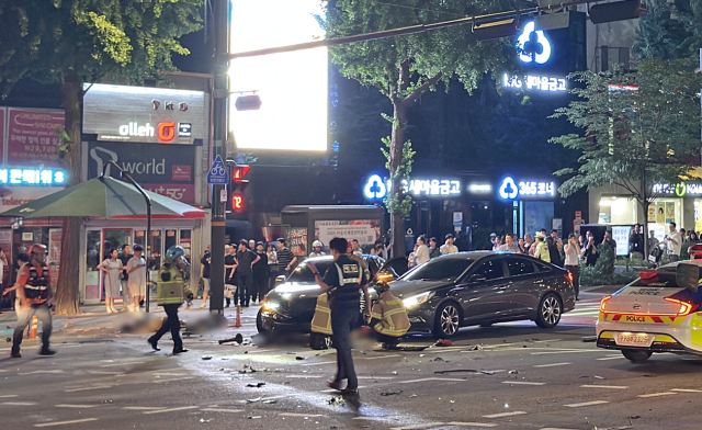 지난 1일 밤 교통사고가 발생한 서울 시청역 인근 교차로에서 경찰과 구조대원들이 현장 수습하고 있다. 이 사고로 9명이 숨지고 운전자 포함 6명이 다쳤다. 사고 직후 고령 운전자에 대한 안전 잣대가 엄격해져야 한다는 지적이 제기된다. 연합뉴스