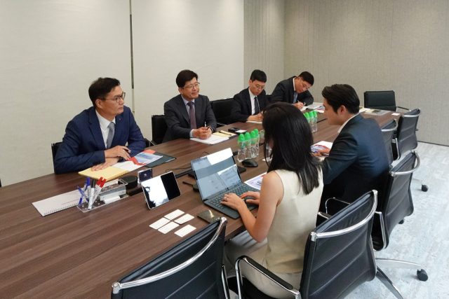 빈대인 BNK금융지주 회장이 지난 5월 홍콩에서 외국인 투자자와 만나 투자 협의를 하고 있다. BNK금융그룹 제공