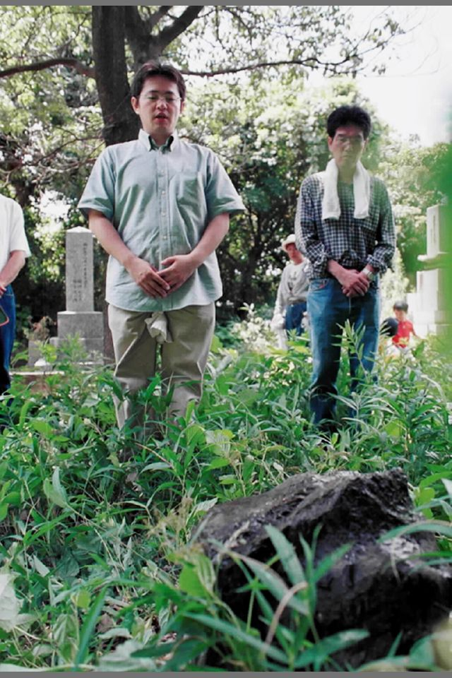 일본 후쿠오카현 이즈카(飯塚)시 보타산 공동묘지에 조성된 조선인 탄광 노동자 무연분묘에서는 버력(채탄 후 남은 잡돌)이 묘비석을 대신한다. 주민과 동포들은 버력 앞에서 매년 추모제를 지낸다. 부산일보DB