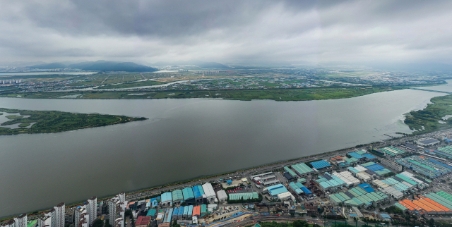부산시가 이번 주 낙동강유역환경청에 엄궁대교 건설 소규모 환경영향평가서를 제출할 예정이다. 엄궁대교 예정지 일대 모습. 김종진 기자 kjj1761@