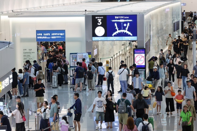 인천국제공항 제1여객터미널 출국장이 해외로 떠나려는 여행객으로 붐비고 있다. 연합뉴스