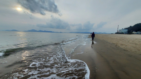 낙조+맨발…‘서부산 첫 슈퍼어싱 챌린지’ 열기 뜨겁다