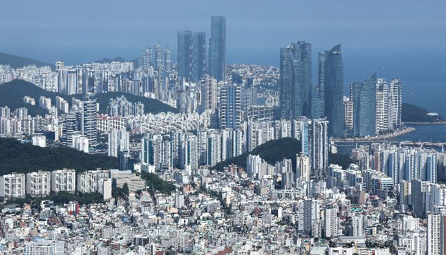 부산 수영구 금련산 전망대에서 바라본 수영구와 해운대구의 도심 모습.부산일보DB