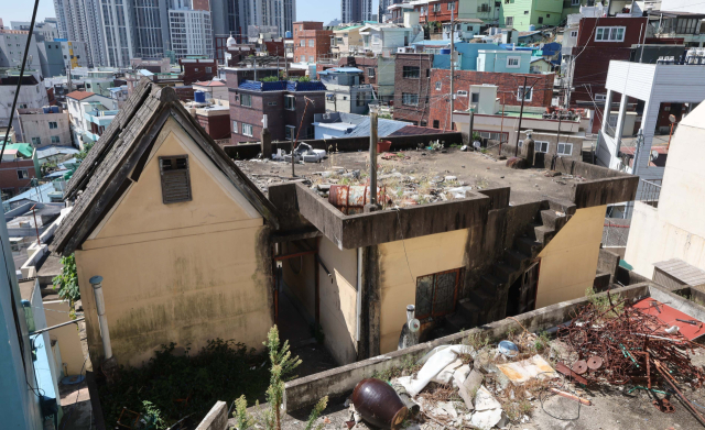 부산의 빈집은 빠르게 늘고 있지만, 정비 예산과 건수는 3년 전보다 줄었다. 18일 부산 동구 주택가에 방치된 빈집들. 이재찬 기자 chan@