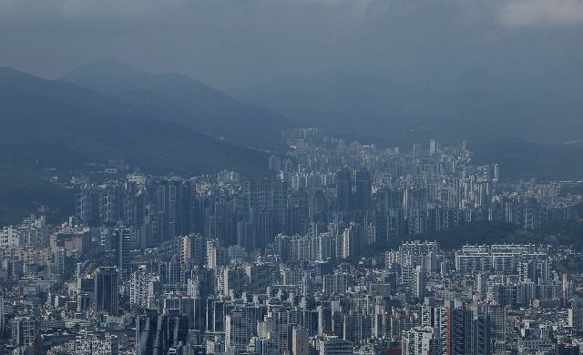 부산 황령산 전망대에서 바라본 연제구 동래구 일대의 아파트. 부산일보DB