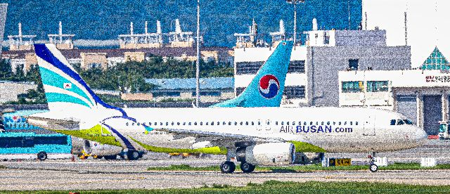 김해국제공항 활주로에 에어부산 여객기가 대한항공 여객기 앞을 지나가고 있는 모습. 김종진 기자 kjj1761@