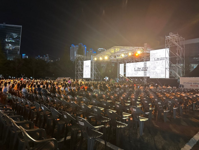 지난 1일 오후 벡스코 야외주차장에서 열린 ‘페스티벌 시월’ 통합 개막식 모습. 김은영 기자 key66@