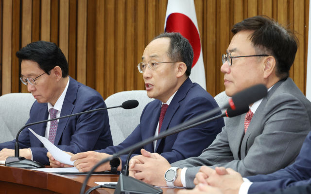 국민의힘 추경호 원내대표(가운데)가 18일 오전 국회에서 열린 국정감사대책회의에서 발언하고 있다. 연합뉴스