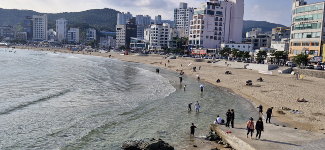 송정해수욕장 동쪽 죽도공원에서 바라본 해변 모습. 9일 세븐비치 어싱 챌린지 송정 편은 1km 길이 해변을 왕복, 총 2km를 맨발로 걷는 챌린지다. 김희돈 기자