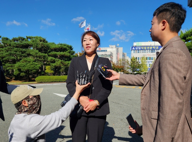 윤석열 대통령의 배우자 김건희 여사 공천 개입 의혹 핵심 인물인 명태균 씨에 대해 폭로한 강혜경 씨가 23일 오전 창원지검 현관 앞에서 입장을 밝히고 있다. 강대한 기자