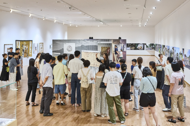 부산비엔날레 해설 프로그램에 참가한 시민들 모습. 부산비엔날레 제공