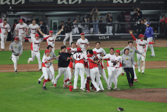 28일 광주 기아챔피언스필드에서 열린 2024 신한 SOL뱅크 KBO 포스트시즌 한국시리즈 5차전 삼성 라이온즈와 KIA 타이거즈의 경기. 삼성에 승리하며 7년 만에 통합우승을 달성한 KIA 선수들이 기뻐하고 있다. 연합뉴스