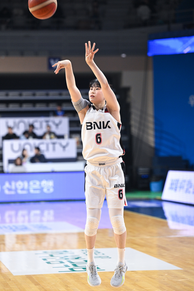 외곽슛을 날리고 있는 부산 BNK 썸의 이소희. WKBL 제공