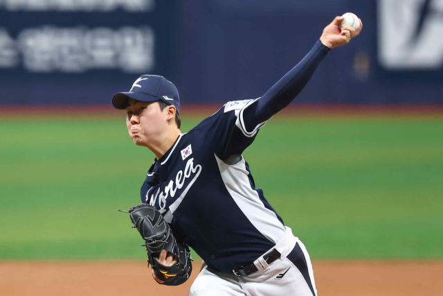 지난 2일 오후 서울 고척스카이돔에서 열린 2024 WBSC 프리미어 12 평가전 한국과 쿠바의 경기에서 선발투수 최승용이 역투하고 있다. 연합뉴스