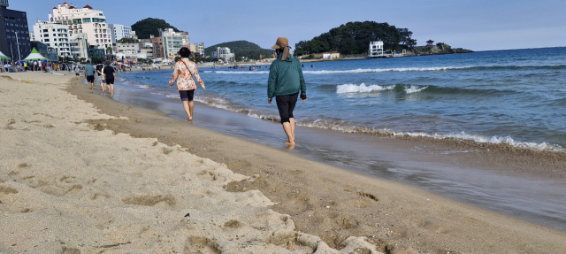 부산을 맨발걷기 성지로 가꾸기 위해 깃발을 든 세븐비치 어싱 챌린지 네 번째 이벤트가 9일 부산 해운대구 송정해수욕장에서 열린다. 김희돈 기자