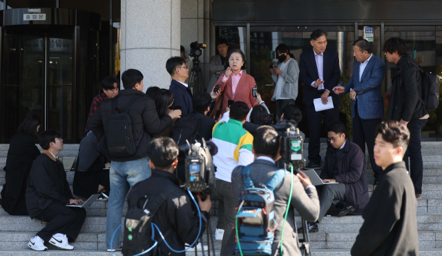 창원지검이 ‘윤석열 대통령 부부의 공천 개입 의혹’의 핵심 인물인 정치 브로커 명태균 씨를 8일 피의자 신분으로 불러 조사한다고 밝혔다. 명 씨에게 공천 개입 대가로 금품을 제공했다는 의혹을 받고 있는 국민의힘 김영선 전 의원이 창원지검에 출석한 모습. 연합뉴스