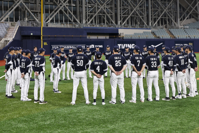 2024 세계야구소프트볼연맹(WBSC) 프리미어12에 참가하는 류중일 야구대표팀 감독이 7일 오후 서울 구로구 고척스카이돔에서 진행된 마지막 국내 훈련에 앞서 선수들에게 발언하고 있다. 연합뉴스