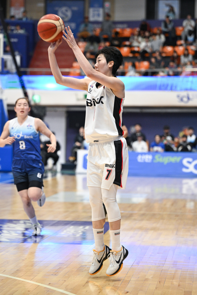 BNK의 박혜진이 외곽슛을 쏘고 있다. WKBL 제공