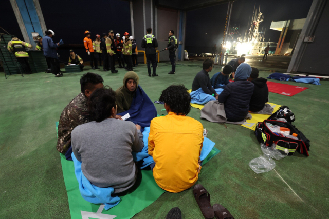 지난 8일 제주 해상에서 발생한 부산 선적 금성호 침몰 사고 현장에서 구조된 선원들이 이날 제주시 한림항에서 병원 이송을 기다리고 있다. 연합뉴스