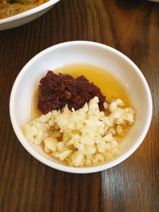 생고기 맛집을 판가름하는 양념장. 비법 다대기와 마늘, 꿀, 홍고추, 참기름에 생고기를 찍어 먹으면 맛이 배가 된다.