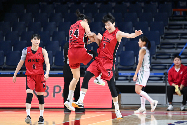 BNK의 김소니아(24번)와 박혜진(7번)이 환호하고 있다. WKBL 제공