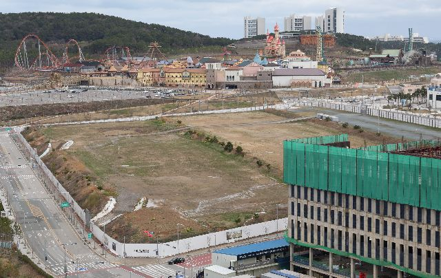 부산 기장군 오시리아 관광단지 도입시설 34개 가운데 착공이 되지 않았거나 공사가 중지된 사업장이 10곳에 이르는 것으로 나타났다. 프로젝트 파이낸싱(PF) 부실 여파와 고금리 장기화, 사업비 급등 등 난항으로 사업이 진행되지 못하고 있는 부산 기장군 오시리아 관광단지 내 문화예술타운 ‘쇼플렉스’ 부지 전경. 좌초 위기에 놓인 쇼플렉스에 대해 부산도시공사는 지난해 6월 법원에 소유권 이전 등기 소송을 제기했다. 정종회 기자 jjh@