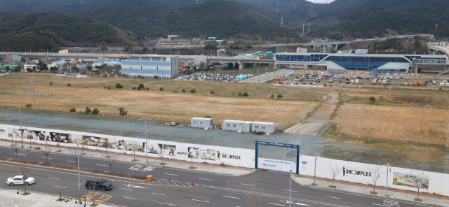 부산시가 추진하는 역점 개발 사업들이 투자 유치 등에 차질을 빚고 있다. 사업자와 소송 공방이 벌어지면서 장기간 방치될 우려가 높은 부산 기장군 오시리아 관광단지 내 문화예술타운인 ‘쇼플렉스’ 부지 전경. 정종회 기자 jjh@