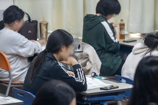 2025학년도 대학수학능력시험일인 14일 부산 동래구 사직고등학교에서 수험생들이 시험 준비를 하고 있다. 정대현 기자 jhyun@