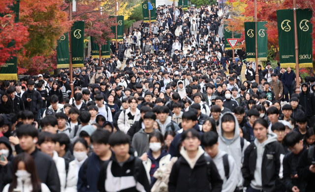 17일 2025학년도 대입 수시모집 논술시험이 열린 서울 한 대학교에서 시험을 마친 수험생들이 학교를 빠져나오고 있다. 연합뉴스