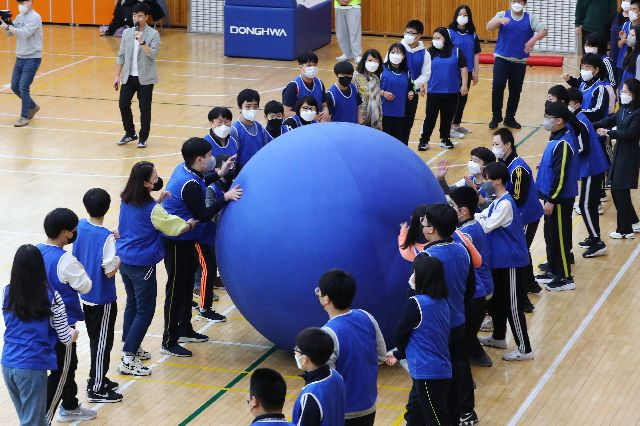 부산시교육청은 부산 지역 15개 특수학교 학생들의 통학시간을 30분 이내로 줄이는 사업을 본격적으로 추진한다. 지난 2022년 11월 부산 북구 학생예술문화회관에서 열린 ‘2022학년도 특수학급 스포츠 페스티벌’에서 학생들이 큰공 굴리기 등 다양한 레크리에이션 체험을 하고 있다. 정종회 기자 jjh@