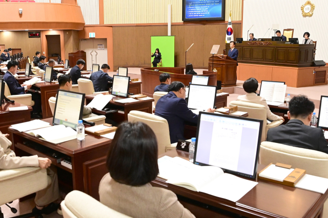 내년도 본예산은 올해 대비 2% 감소했으며, 민선 8기 역점사업 재구조화가 핵심이다. 김현우 기자