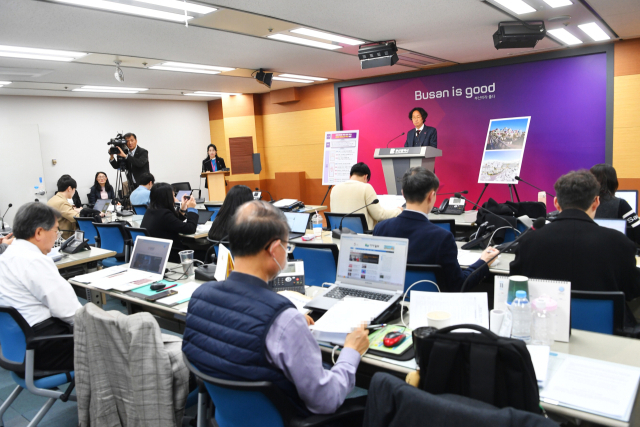 21일 부산시 하성태 주택건축국장이 ‘제47차 비상경제대책회의’ 후 열린 기자회견에서 ‘부산형 빈집 정비 혁신 대책’에 대해 설명하고 있다. 부산시 제공