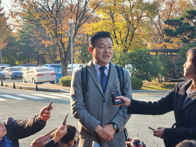 신용한 전 교수가 21일 창원지검에서 취재진의 질문에 대답하고 있다. 강대한 기자 kdh@