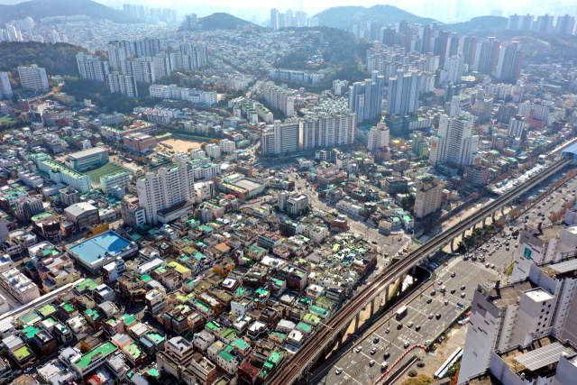 부산 금정구 부곡동과 서동 일대의 서금사 재정비촉진구역에 1만 세대 규모의 재개발이 본격화하고 있다. 최근 사업시행인가를 받은 부곡동 서금사 재정비촉진A구역과 서동의 서금사 5·6구역 일대 전경. 정종회 기자 jjh@