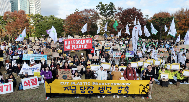 ‘플뿌리연대’ 회원들과 전 세계 환경단체 회원들이 23일 오후 부산 해운대구 올림픽공원에서 강력한 플라스틱 협약을 촉구하는 집회를 진행하고 있다. 정종회 기자 jjh@