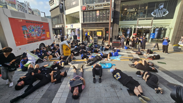 지난 9월 부산 광복로 일대에서 열린 ‘907부산기후정의행진’의 퍼포먼스 장면. 정의롭고 슬기롭게 위기를 극복해 나가자는 여론이 전세계적으로 거세지고 있다. 부산일보DB